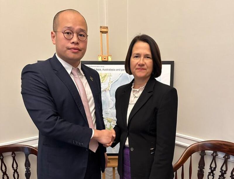 黎智英的儿子黎崇恩与主管印太事务的英国外交部政务次官韦斯特(Catherine West)会面(X截图/Support Jimmy Lai #FreeJimmyLai) )