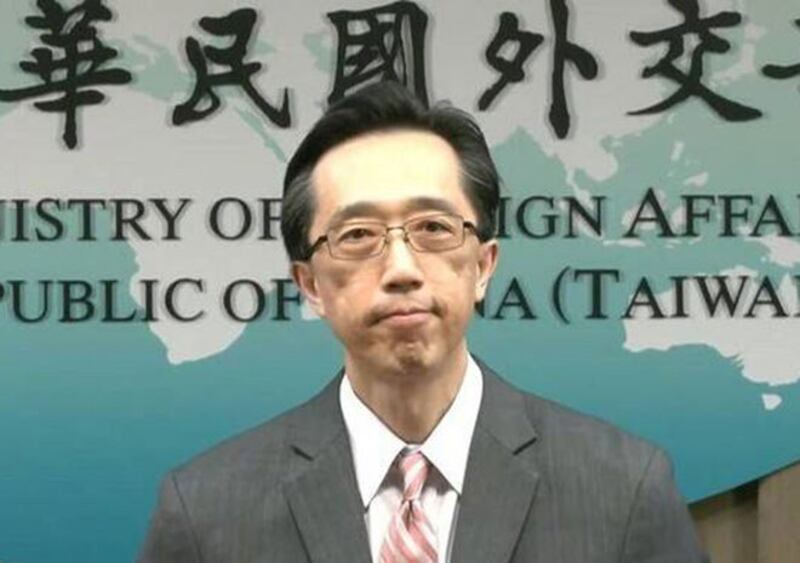 台湾的外交部北美司司长徐佑典表示,近期在台传播“疑美论”,企图分化台美伙伴关系,削弱台湾民众对美国的信任。(截图自台湾的外交部直播)