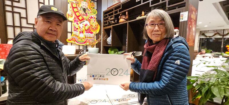 不少加拿大港人购买香港民主挂历,支持「细叶榕人道支援基金」,帮助被囚禁的香港政治犯。 (记者柳飞 拍摄)