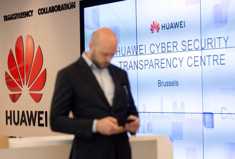 受制裁影响,华为新款手机价格急跌。(资料图/美联社)