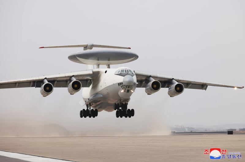 김정은 북한 노동당 총비서가 지난 25~26일 새로 개발·생산하고 있는 무인항공기술연합체와 탐지전자전연구집단의 국방과학연구사업을 지도했다고 조선중앙통신이 27일 보도했다.