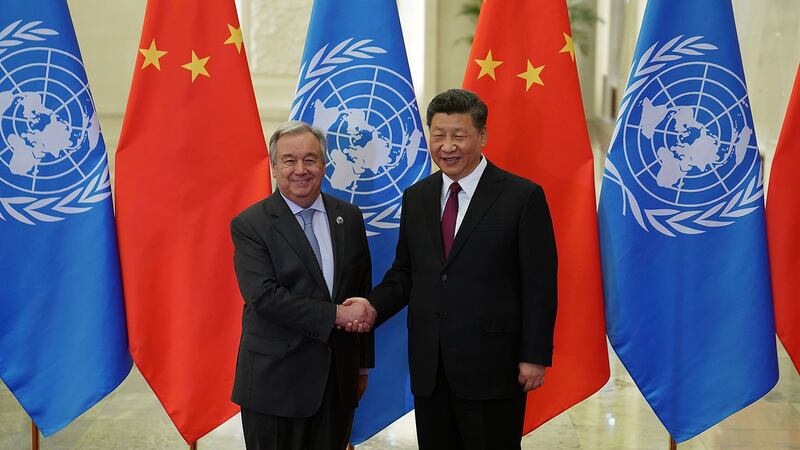 2019年4月26日,中国国家主席习近平在人民大会堂与联合国秘书长安东尼奥·古特雷斯握手。(美联社)