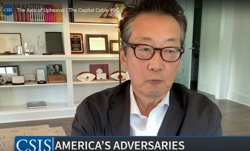 美国乔治城大学外事学院教授、战略与国际研究中心韩国研究主任车维德(Victor Cha)在座谈会上以朝鲜为例,从过去寻求燃料、粮食、贷款救助和安全保证,到提供武器装备给俄罗斯进行对乌战争,朝鲜与俄罗斯两者的关系不再仅限于交易,而更像是伙伴关系。(视频截图/战略与国际研究中心官网)