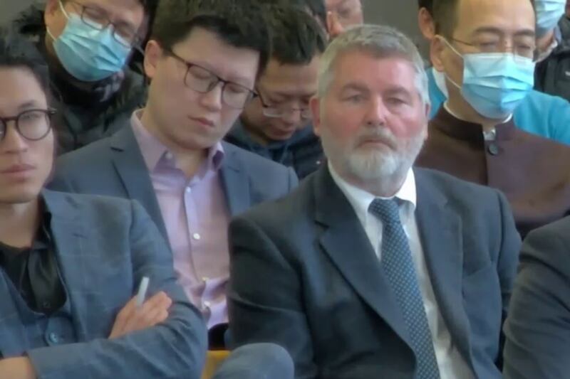 支持規劃一方作供時不斷強調「超級大使館」有助當區甚至英國全國經濟發展，有至少3人在旁聽席打瞌睡。