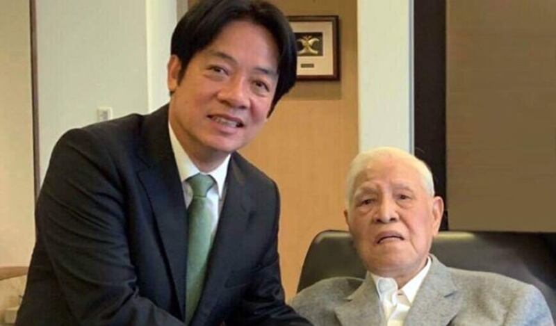 前阁揆赖清德投入民进党内总统初选,拜会前总统李登辉寻求支持。(赖清德办公室提供)