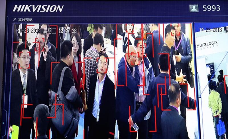 中国企业海康威视展示的面部跟踪技术产品（美联社）