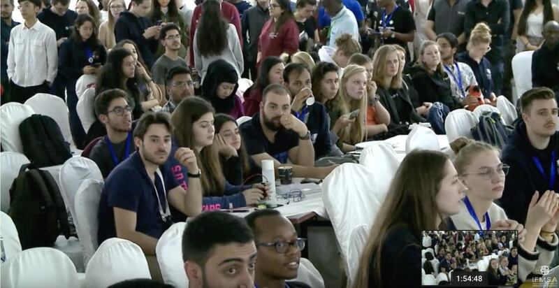 日前在卢安达召开的世界医学生联盟会长选举，台湾学生李柏锦（左上方穿白衬衫者）获六成选票，取得压倒性胜利。（世界医学生联盟直播网站截图）