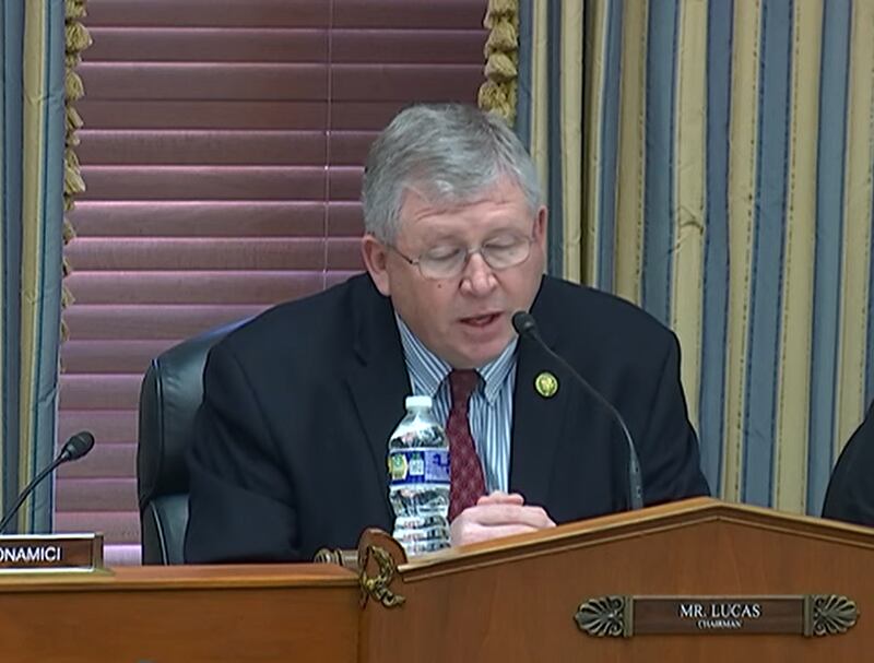 美国联邦众议员弗兰克·卢卡斯(Frank Lucas)在众议院科学、空间和技术委员会举行的听证会上直言,美国正面临来自中共的科技威胁。(视频截图)