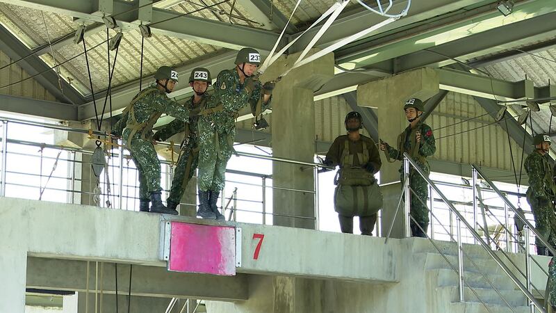 蔡英文1日视察屏东陆军空降训练中心。(记者李宗翰摄)