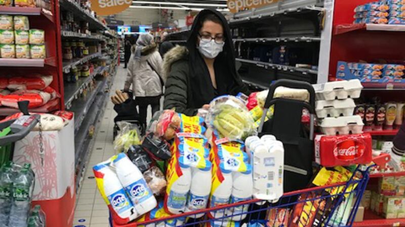 法国17日中午开始实施限制行动令,民众上午到超市抢购囤积货物。(蔡凌摄)