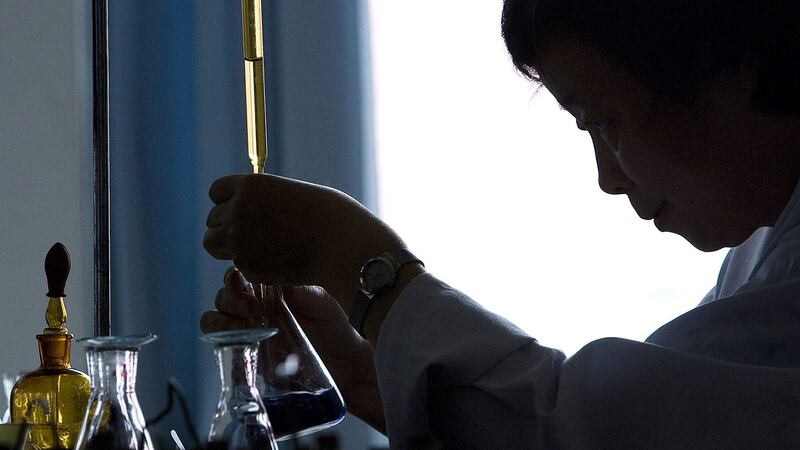 美国华裔科学家被解职引发“歧视”争议(资料图/美联社)