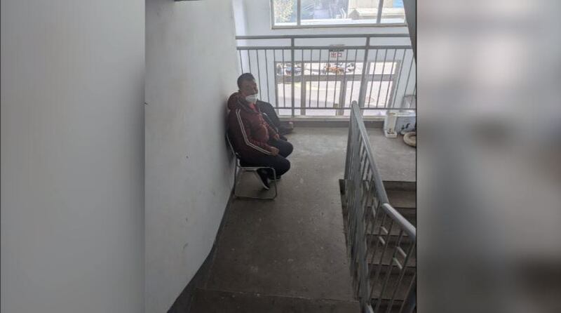 当局派人留守在律师王全璋家门外。(王全璋独家提供,拍摄日期不详)