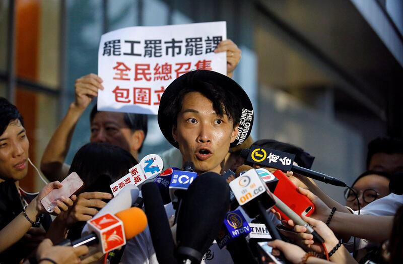 “送中”条例通过在即,民间发起“三罢” 号召包围立法会。2019年6月11日,香港民间人权阵线召集人,抗议组织者岑子杰在香港立法会大楼外对媒体发话。(路透社)