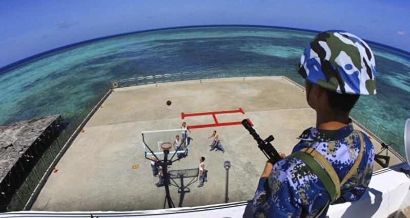 中国在南海海域人工岛屿上修建的民用和军事设施(美联社)