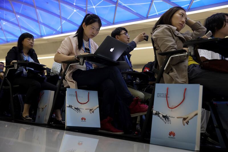 据新浪财经头条报道,2018年12月10日,深圳科技企业梦派科技官网发文声援华为:购买苹果手机要处罚。公司董事长刘丹说,现已有十几名员工新换手机都用国产了,全国企业都要声援华为。图为2019年5月15日,记者北京参加华为新软件产品活动。(美联社)