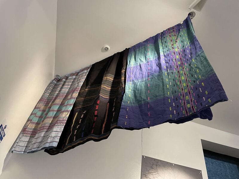 根据缅甸习俗,男性如果从女性的裙底下走过,会招致厄运。因此在缅甸政变后,当地妇女在街头设置“笼基”路障,以此拖延军警追捕,也成为艺术家的创作灵感。 (吕熙摄)