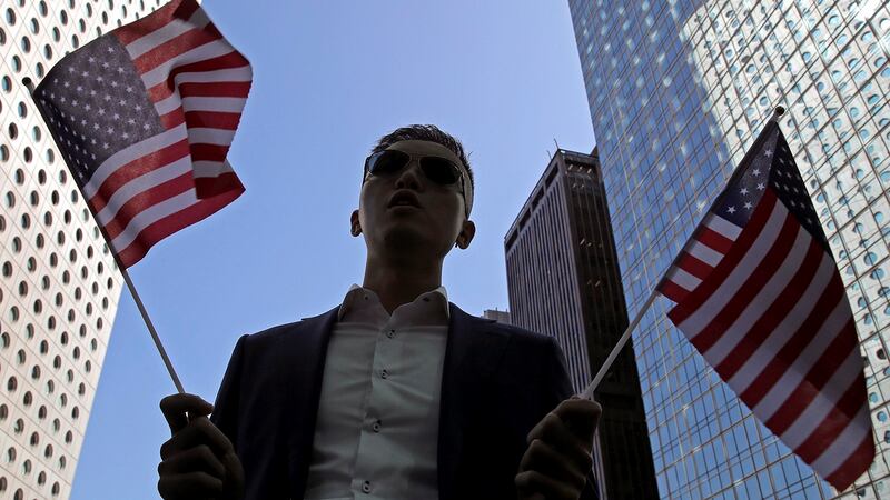 2019年11月28日,一名香港抗议者举着美国国旗。(美联社)