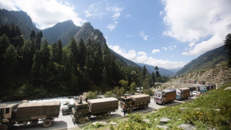 中印对于边界问题已进行七轮谈判,双方在边境仍有军队驻扎。图为印度军队车辆行驶在中印边境道路的档案照片。目前中印边境多处已大雪封山。(美联社)