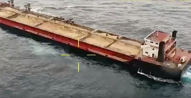 一艘中国大陆抽砂船被台湾海巡署发现越过台海经济海域中线。(海巡署提供)