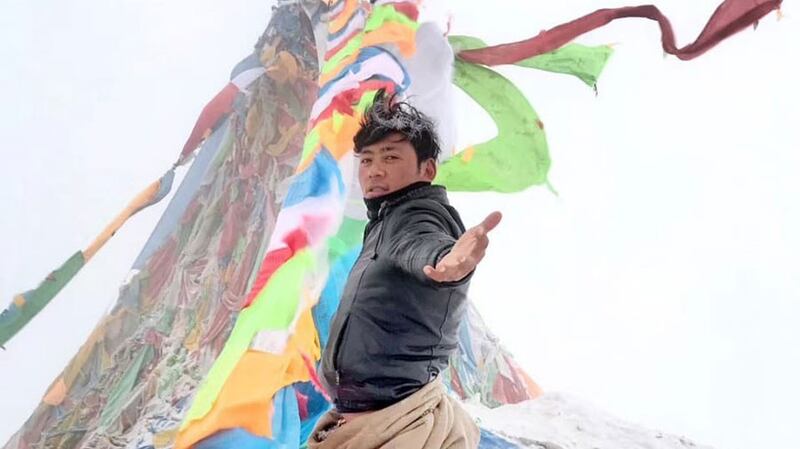 旺青在4月29日煨桑祭神佛事仪轨上为班禅喇嘛祈祷时(受访人提供/记者丹珍)