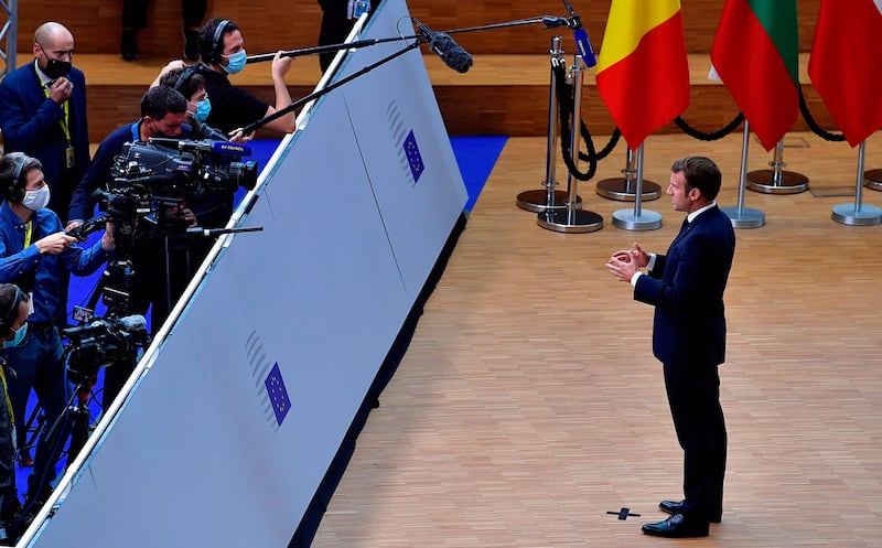 2020年10月1日,法国总统马克龙在布鲁塞尔对媒体发表谈话。(AP)