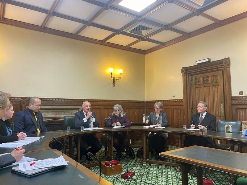 黎智英儿子黎崇恩和黎智英国际律师团队代表加拉格尔(Caoilfhionn Gallagher)周三(11日)和多名英国国会议员会面。 (上议员奥尔顿(David Alton)推特图)