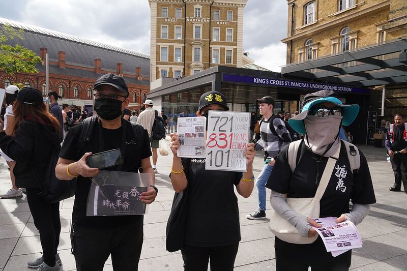 参加者自备各式旗帜、文宣。 (记者石头摄)