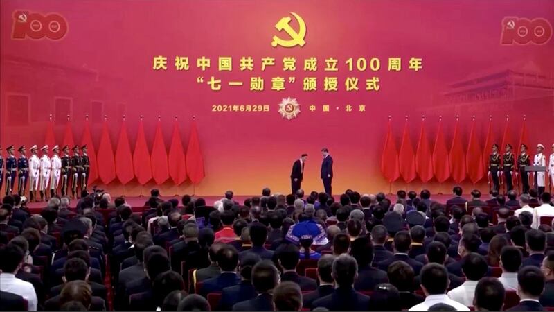 习近平以“我将无我、不负人民”勉励获勋党员。(路透社)