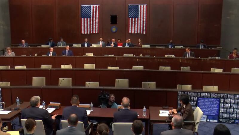 美国前司法部长巴尔(William Barr)在听证会上强调,“只要中国不制造并出口芬太尼及其原料,美国就不会有芬太尼危机”。(听证会视频截图)