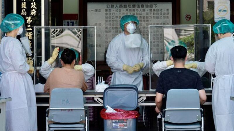台湾设立多处筛检站,供民众筛检。(法新社)