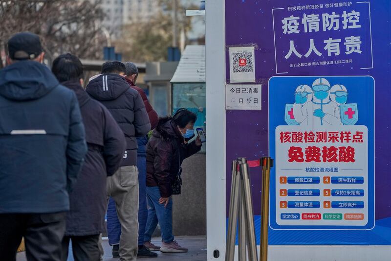 北京一名妇女2022年12月7日在准备检测核酸时出示健康码(美联社)