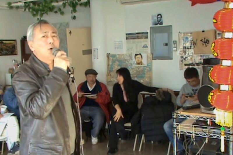 唐元隽在2017年春节茶会上唱卡拉OK (唐元隽Youtube)