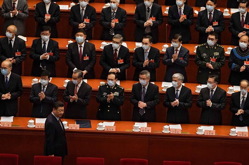 分析认为,而转捩点,在于2019年香港反送中运动爆发后的四中全会,强调要“牢牢掌握”香港的全面管治权,现时北京就要全面落实。图为,2021年3月4日,习近平抵达北京人民大会堂政协会议开幕式时。 (美联社图片)