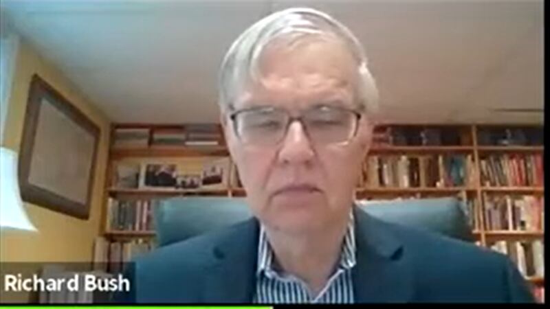 美国在台协会前主席卜睿哲在讨论会上提到,台湾两党对于中国到底是“经济机会”还是“安全威胁”的问题上存在分歧。(视频截图)