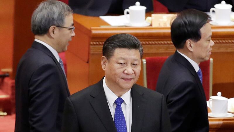 中国国家主席习近平(中)和国务院副总理胡春华(左)和重庆市委书记陈敏尔(右)。2019年3月15日习近平在胡春华和陈敏尔的陪同下访问重庆。(路透社)