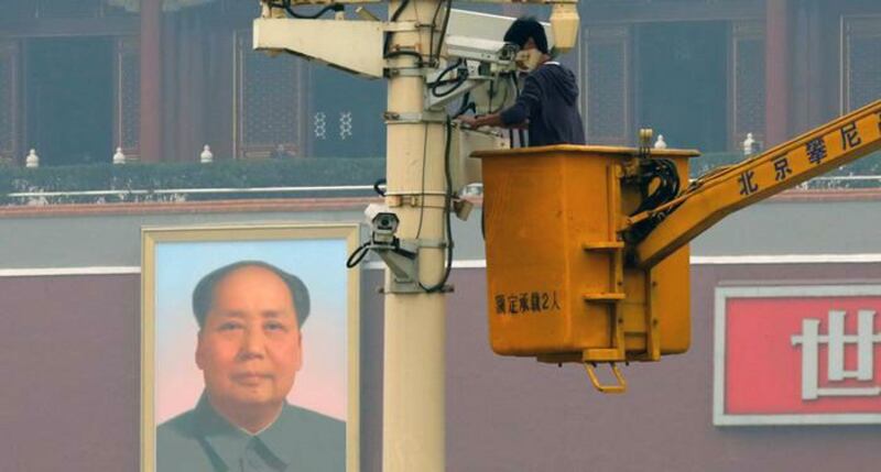 资料图片:北京街头安装的摄像监控系统(路透社)