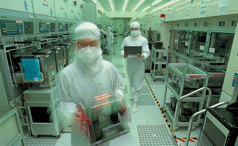 全球最大晶片代工制造商、有“台湾护国神山”之称的台湾积体电路公司,今年5月宣布有意在亚利桑那州兴建5奈米晶片厂。图为,台湾积体电路公司晶圆厂内部。(台积电提供)