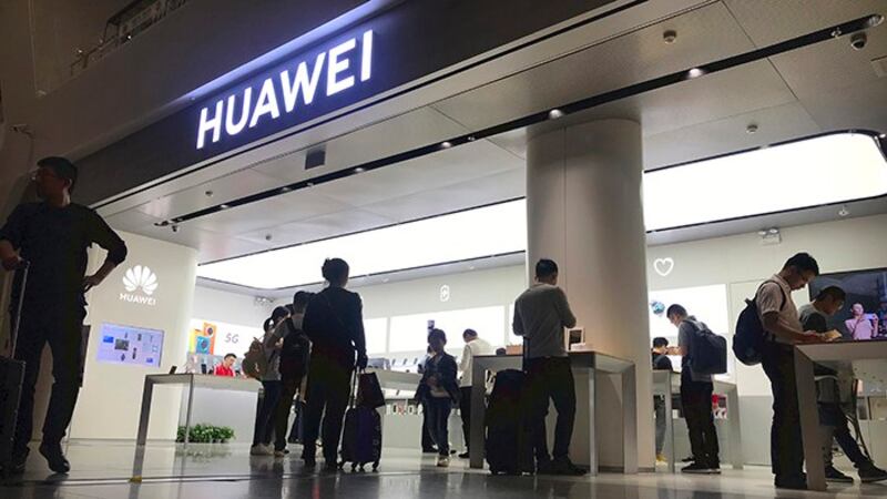 中国深圳机场的华为商店(美联社)