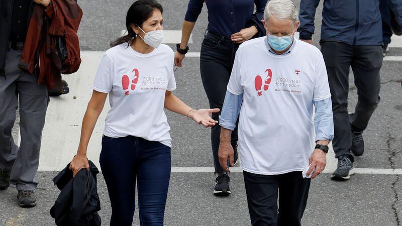 加拿大外交部长马克·嘉诺(右)参加游行活动,和康明凯妻子(左)同行。 (路透社)