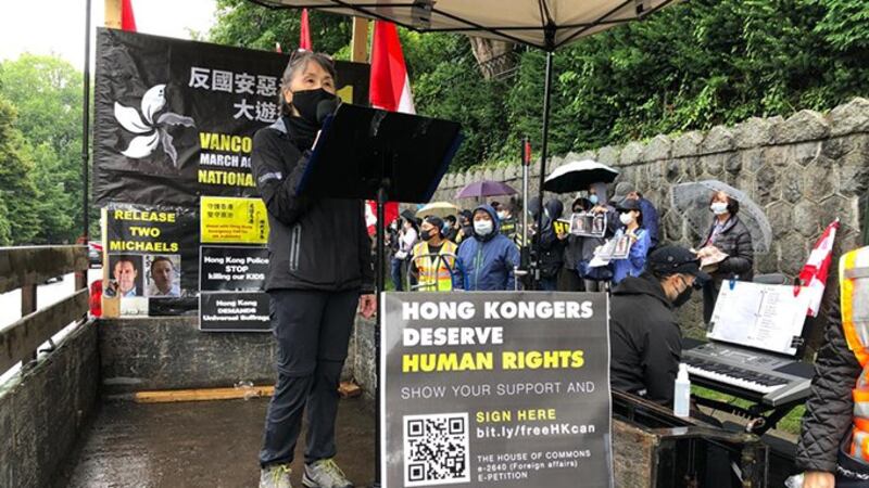 加拿大温哥华逾千人在中领馆前集会游行,抗议国安法。 (柳飞摄)