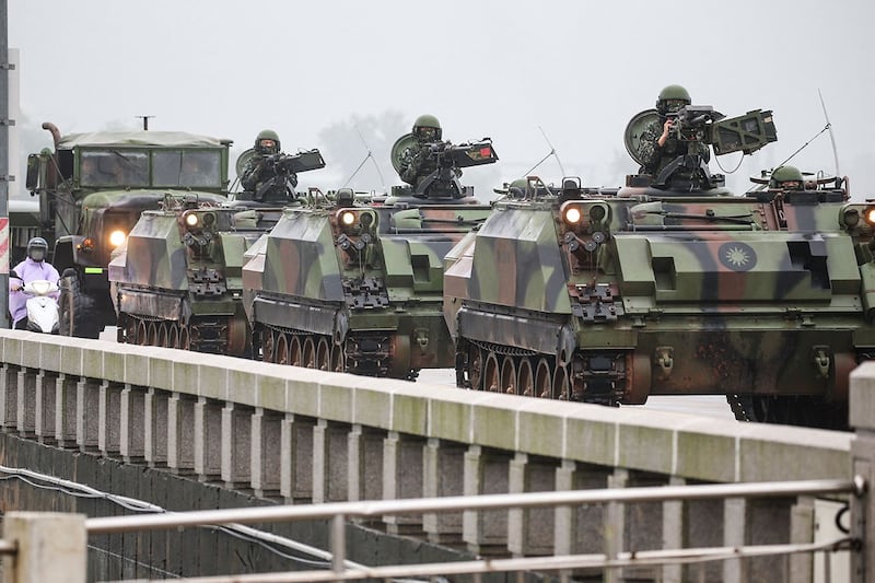 2024年5月24日，台湾的装甲车在金门街道上行驶。（法新社）