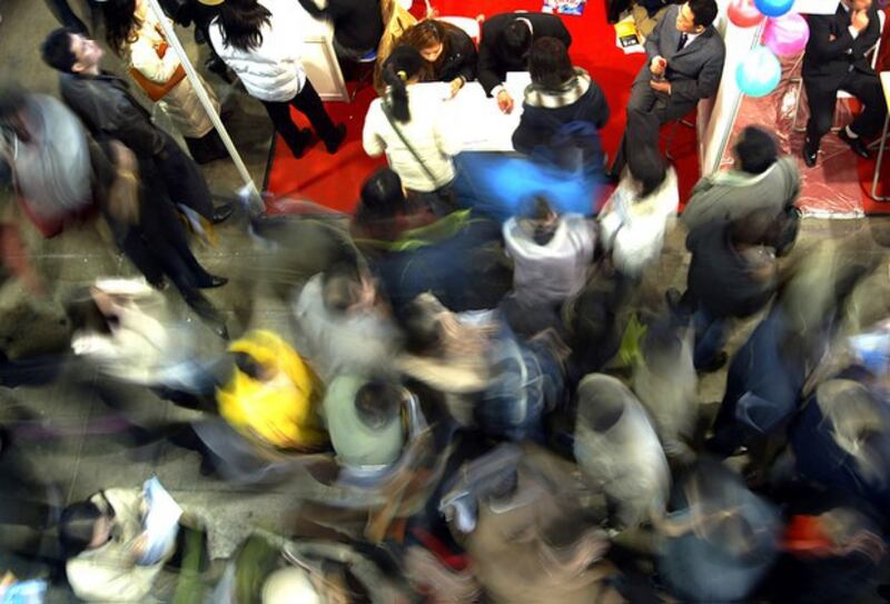 中国官方预报2023年的经济增长目标为5%至6%。但一些专家则预计,中国2023年GDP增长可能为0至2.5%。图为求职者参加在北京举办的一场招聘会。(路透社图片)