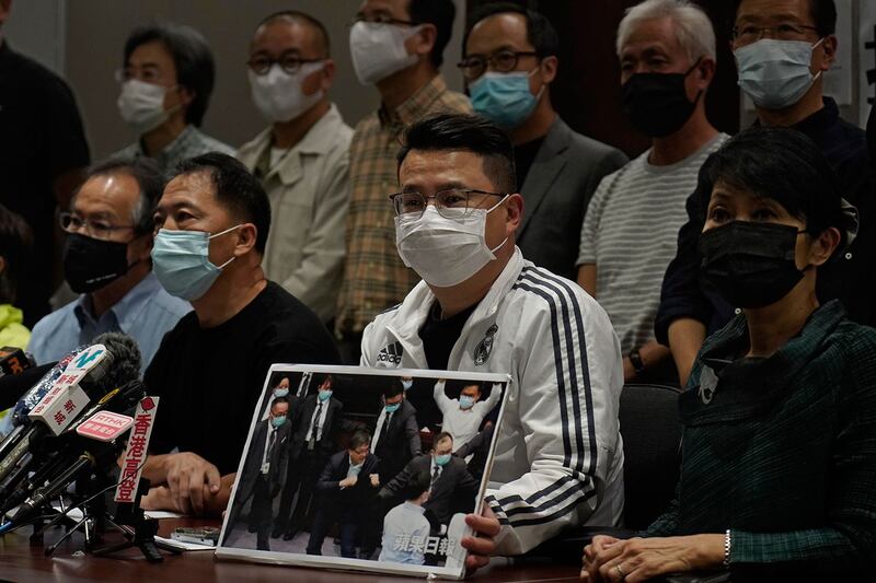 香港警方以立法会《特权法》,拘捕8名民主派人士,当中包括前任及现任立法会议员。2020年11月1日,香港议员尹兆坚与其他泛民主主义立法者出席新闻发布会。(AP)