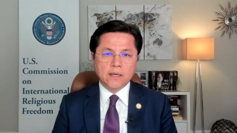 美国国际宗教自由委员会主席努里∙特克尔(Nury Turkel)在听证会上讲话。(USCIRF视频会议截图)