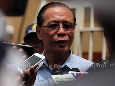 អ្នកនាំពាក្យគណបក្សប្រជាជនកម្ពុជា លោក សុខ ឥសាន ថ្លែងទៅកាន់ក្រុមអ្នកសារព័ត៌មាន ក្រោយចូលបំភ្លឺនៅសាលាដំបូងរាជធានីភ្នំពេញ នៅព្រឹកថ្ងៃទី៦ ខែឧសភា ឆ្នាំ២០១៦។