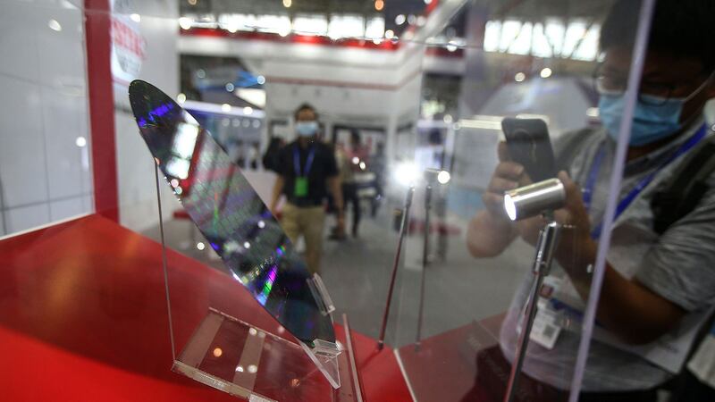 美国亚利桑那州凤凰城(Phoenix)无异议批准和台积电5奈米晶片厂的开发协议。图为,2020年8月26日,南京举行2020年世界半导体大会上展示台积电(TSMC)的芯片。(法新社)