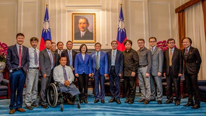 2019年5月23日,台湾的总统蔡英文在六四30周年前与多名中国大陆民运人士合影。(总统府提供)