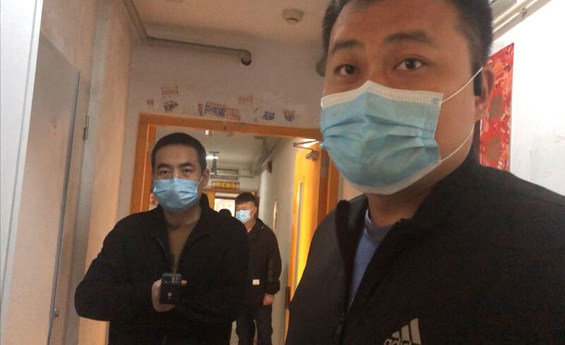 2023年4月14日,便衣公安(图)上门限制律师王宇和包龙军出行。(王宇独家提供)