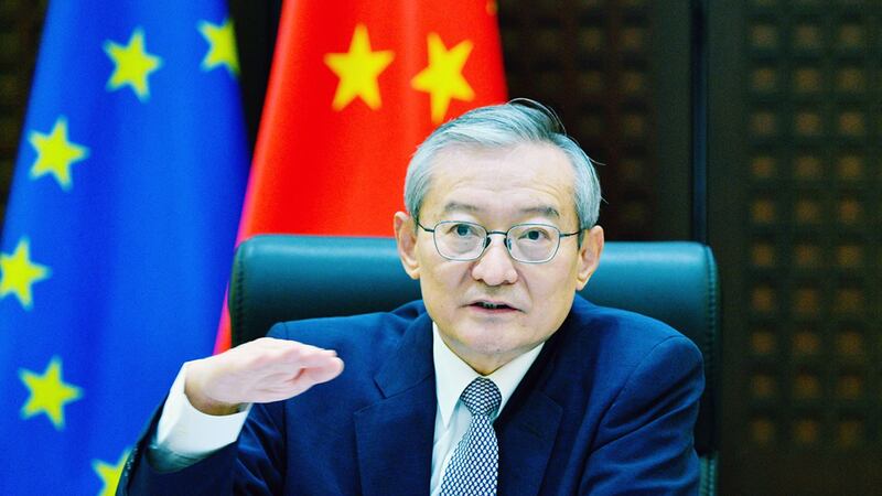 中国驻欧盟使团团长张明接受英国“金融时报”访问时表示,“欧中投资协定”被“严重政治化”,令协定的批约遇到障碍,呼吁欧方回归该协定的初心和本质,不要让政治操弄干扰批约进程。(中国驻欧盟使团提供)