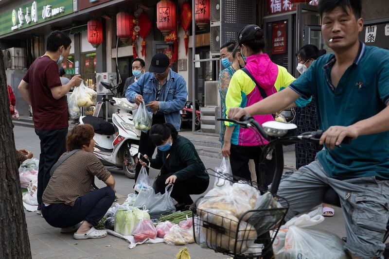 2020年5月14日,摊贩在北京大街上卖菜。(美联社)